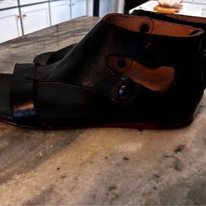 $150 Bee Stu leather Soto sandals, black worn once size 9.5, made in Mexico
